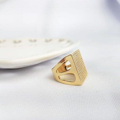 ANEL QUADRADO CRAVEJADO ARO DETALHADO| BANHADO EM OURO 18K