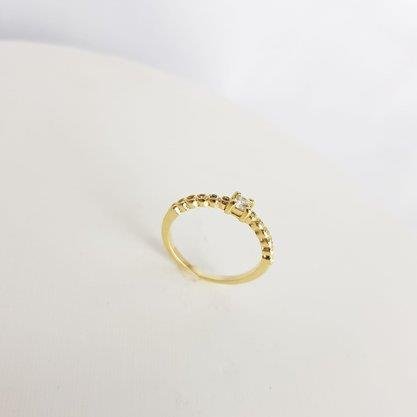 ANEL CRAVEJADO COM CRISTAL QUADRADO NO CENTRO | BANHADO EM OURO 18K