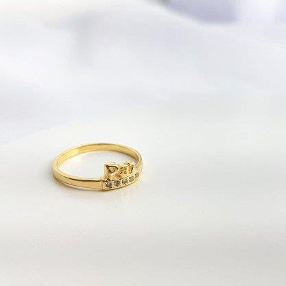 ANEL FINO 4 ZIRC. NO CENTRO E ESCRITA 'PAZ|BANHADO EM OURO 18K