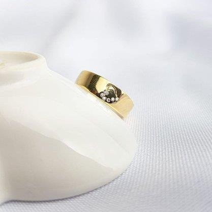 ANEL ARO LISO CORACAO METADE CRAVEJADO | BANHADO EM OURO 18K