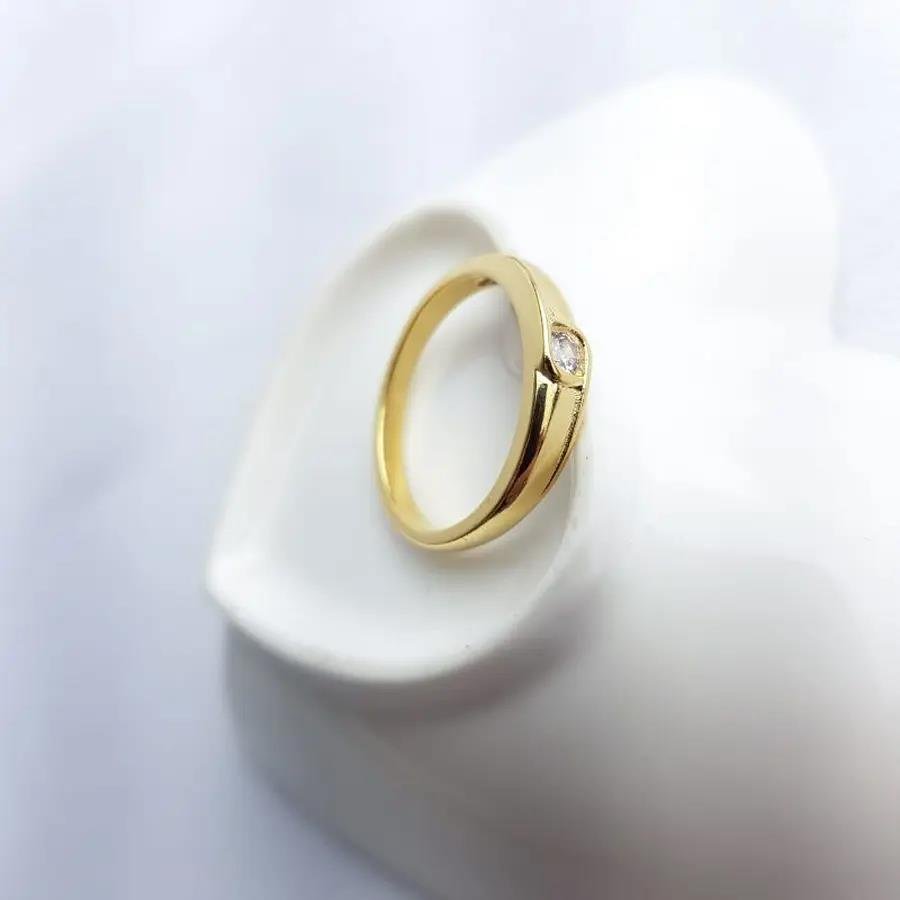 ANEL PONTO LUZ AO MEIO DETALHES FINO EM RELEVO | BANHADO EM OURO 18K