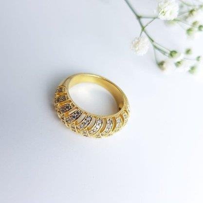 ANEL COM FAIXAS SOBREPOSTAS CRAVEJADAS | BANHADO EM OURO 18K