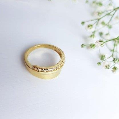 ANEL FAIXA DOURADA E ARO CRAVEJADO CRISTAL| BANHADO EM OURO 18K