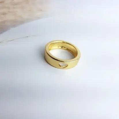 ANEL ALIANCA LISA COM CORACAO VAZADO AO MEIO | BANHADO EM OURO 18K