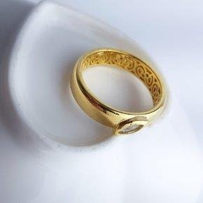 ANEL MEIA ALIANCA LISA ZIRC EM GOTA DETALHE | BANHADO EM OURO 18K