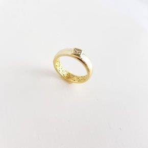 ANEL MEIA ALIANCA PTO LUZ QUADRADO DETALHE | BANHADO EM OURO 18K