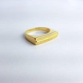 ANEL CHAPINHA QUADRADA FALSA ZIRC FILETE MEIO| BANHADO EM OURO 18K