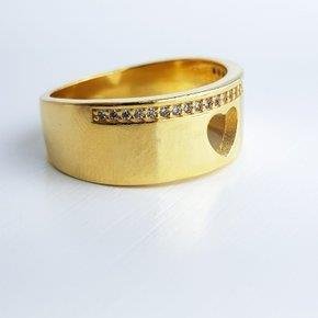 ANEL 7MM COM FILETE CRAVEJADO/ CORACAO VAZADO | BANHADO EM OURO 18K