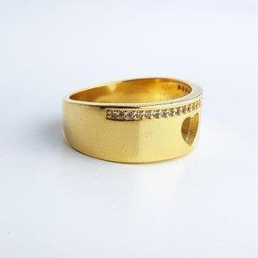 ANEL 7MM COM FILETE CRAVEJADO/ CORACAO VAZADO | BANHADO EM OURO 18K
