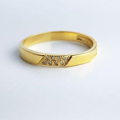 ANEL MEIA ALIANCA LISA COM 2 DETALHES ZIRC | BANHADO EM OURO 18K