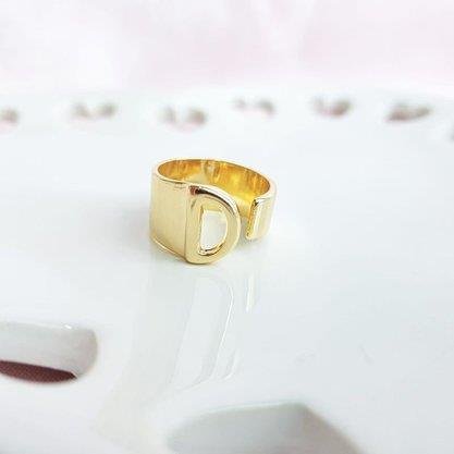 ANEL DE LETRAS ARO LARGO | BANHADO EM OURO 18K