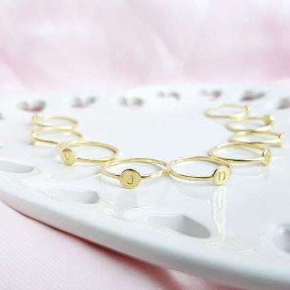 ANEL ARO FINO COM LETRA | BANHADO EM OURO 18K