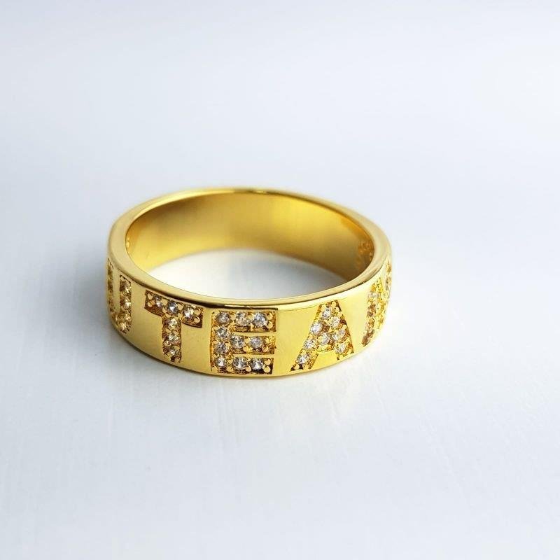 ANEL 5MM ESCRITO EU TE AMO FRENTE CRAVEJADO | BANHADO EM OURO 18K