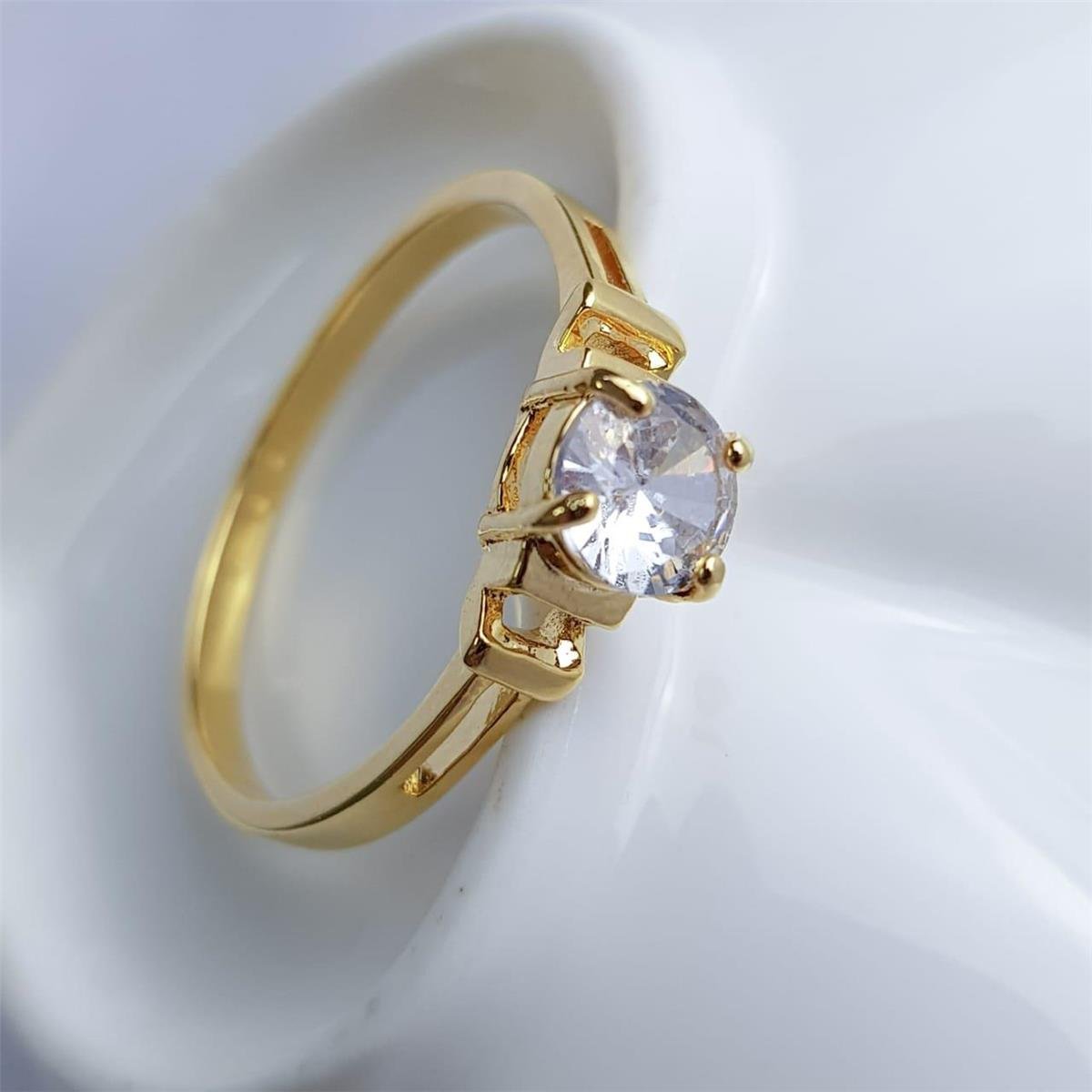 ANEL SOLITARIO LATERAL VAZADA PTO LUZ 4 GARRAS | BANHADO EM OURO 18K