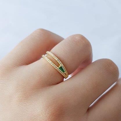 ANEL ABERTURA EM V CRAV COM ZIRC ESMERALDA | OURO 18K ECOMM