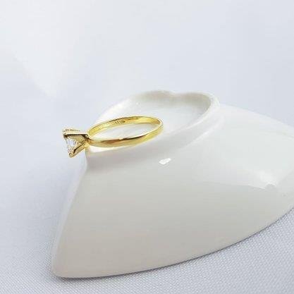 ANEL SOLITARIO ARO LISO PEDRA QUADRADA | BANHADO EM OURO 18K