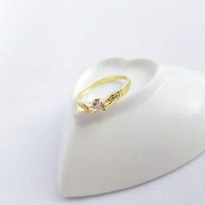 ANEL SOLITARIO I ZIRC CADA LADO COM ARO ALTO | BANHADO EM OURO 18K