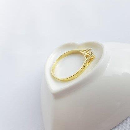 ANEL SOLITARIO I ZIRC CADA LADO COM ARO ALTO | BANHADO EM OURO 18K