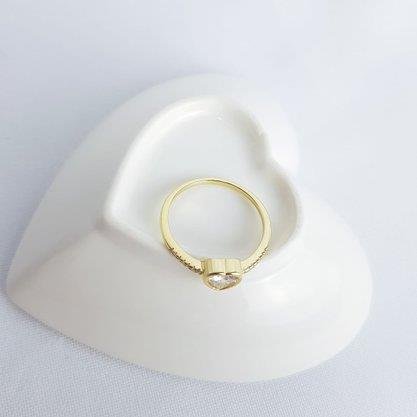 ANEL SOLITARIO CORACAO ZIRC E CRAV NA LATERAL | BANHADO EM OURO 18K