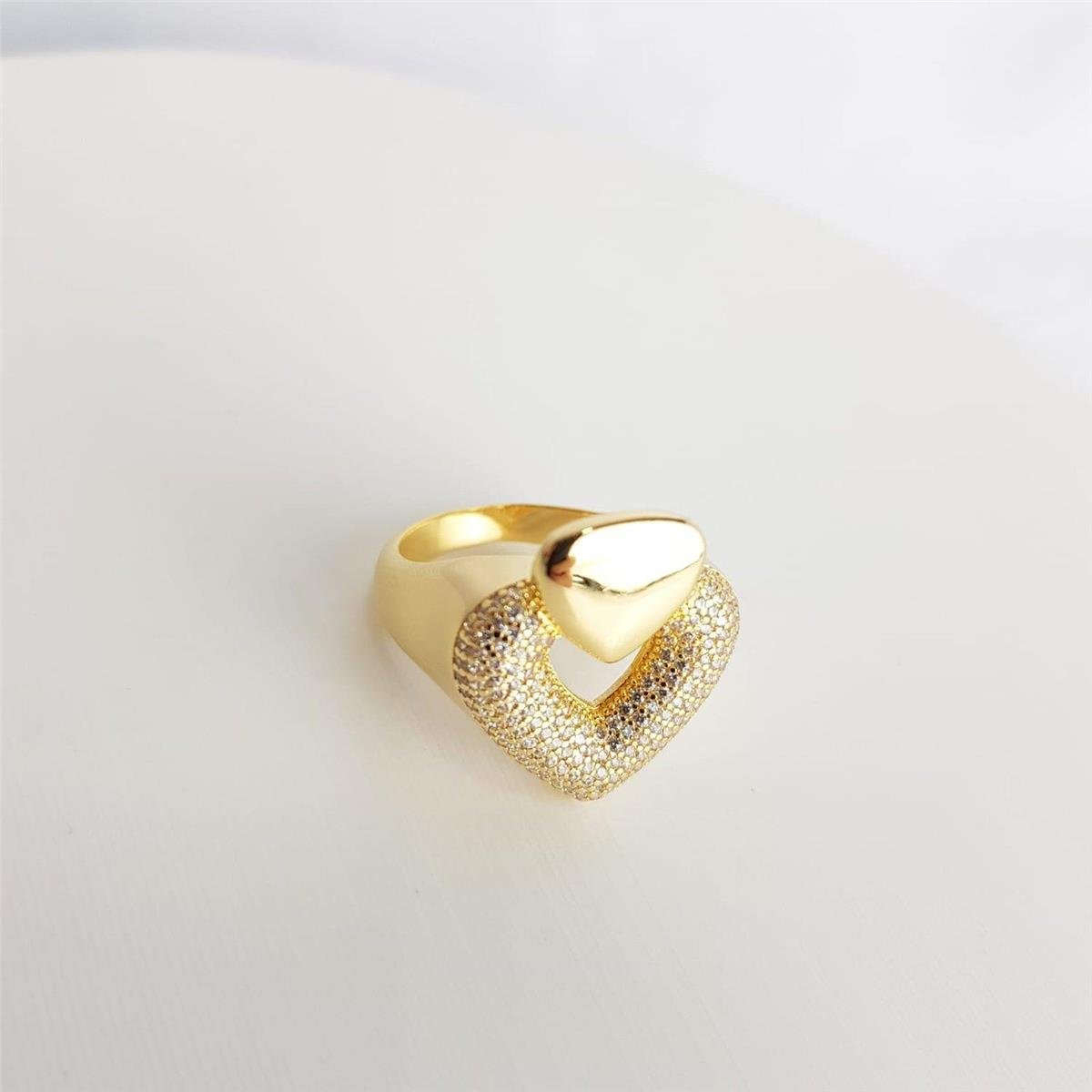 ANEL FORMATO CORACAO CRAV C/TRIANGULO 2,3CM |BANHADO EM OURO 18K