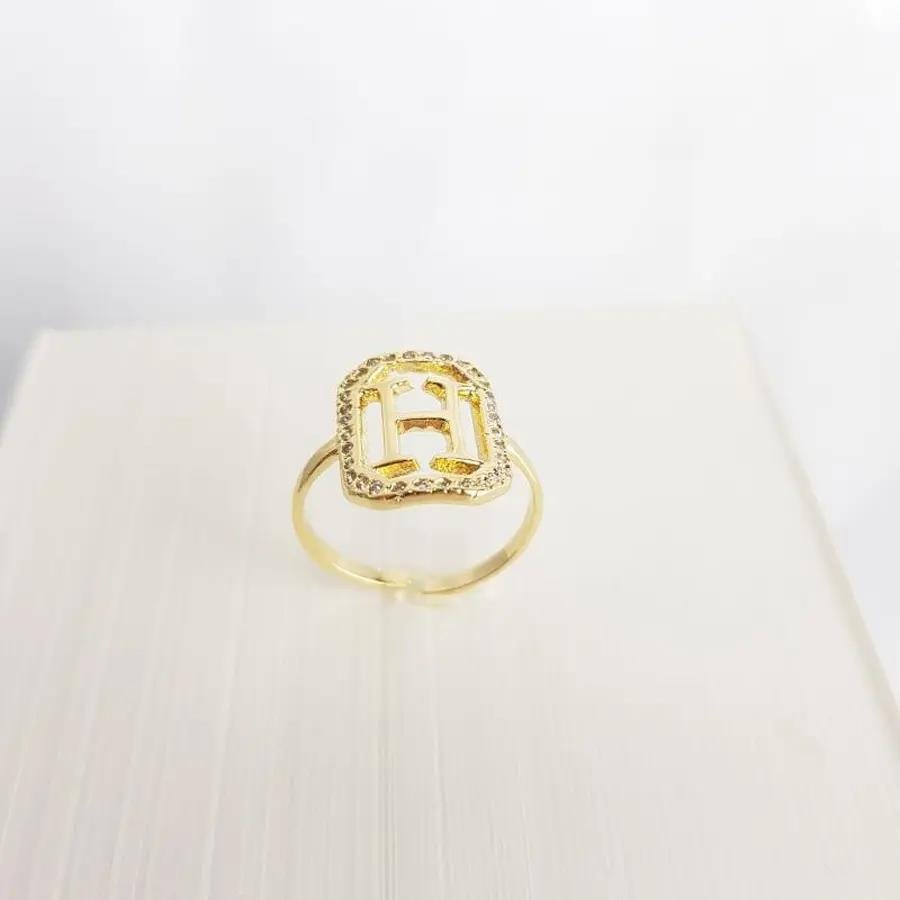 ANEL 1,6CM RETANGULAR CRAV/VAZADA COM LETRA H LISA