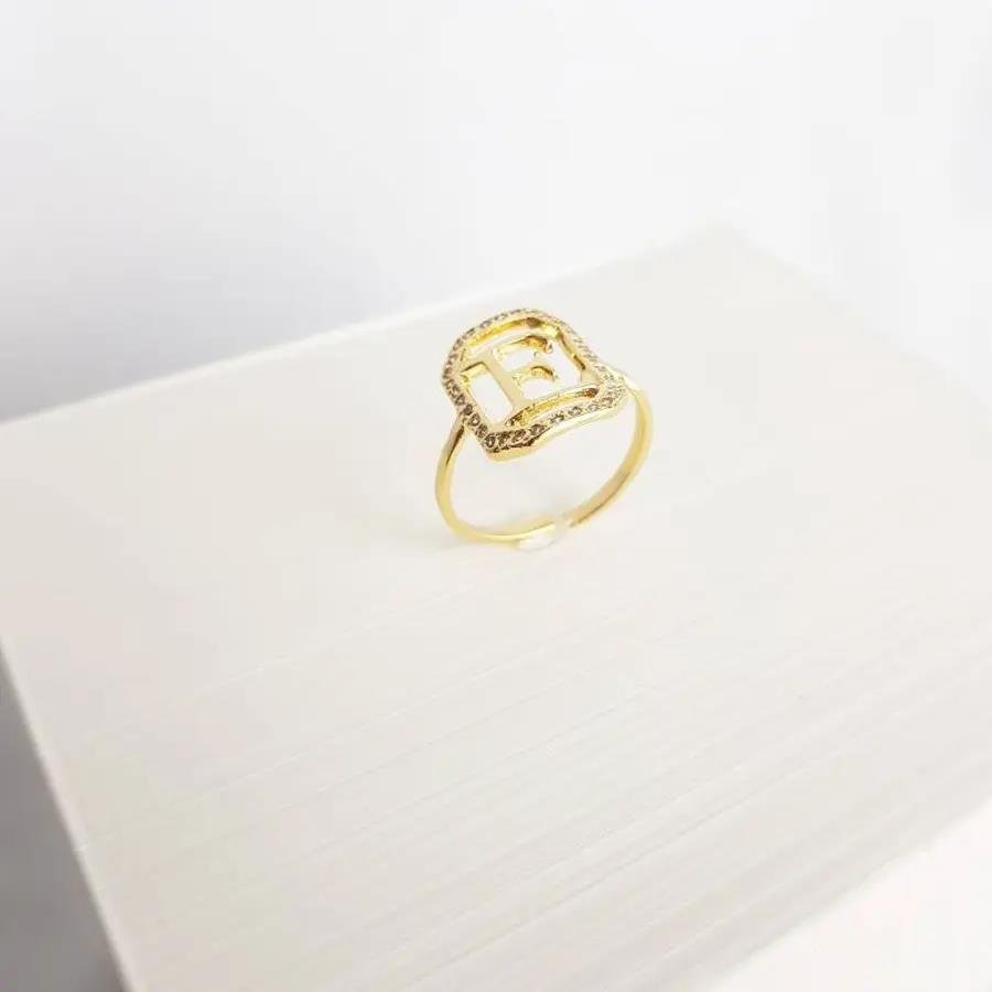 ANEL 1,6CM RETANGULAR CRAV/VAZADA COM LETRA E LISA