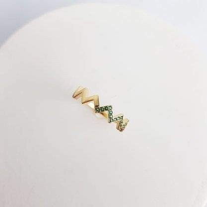 ANEL FRENTE ZIG-ZAG METADE CRAV VERDE LISO |BANHADO EM OURO 18K