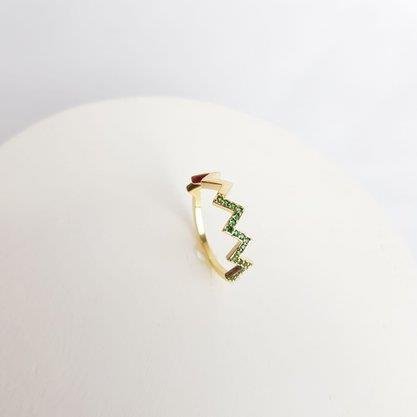 ANEL FRENTE ZIG-ZAG METADE CRAV VERDE LISO |BANHADO EM OURO 18K