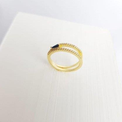 ANEL ABERTURA EM V CRAV COM ZIRC AZUL ESCURO| BANHADO EM OURO 18K