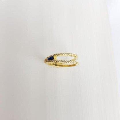 ANEL ABERTURA EM V CRAV COM ZIRC AZUL ESCURO| BANHADO EM OURO 18K