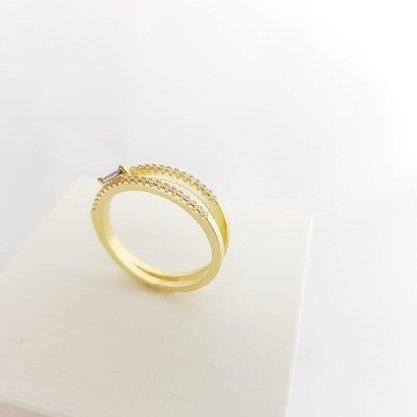 ANEL ABERTURA EM V CRAV COM ZIRCONIA LILAS | BANHADO EM OURO 18K