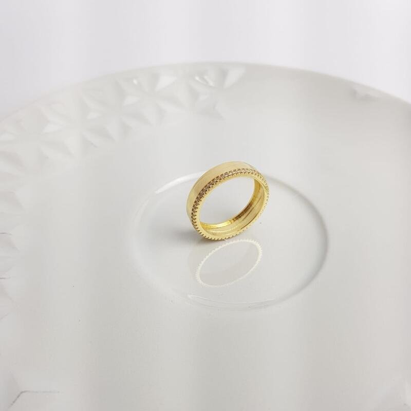 ANEL MEIA ALIANCA ONDA LISA E FILETE CRAV |BANHADO EM OURO 18K