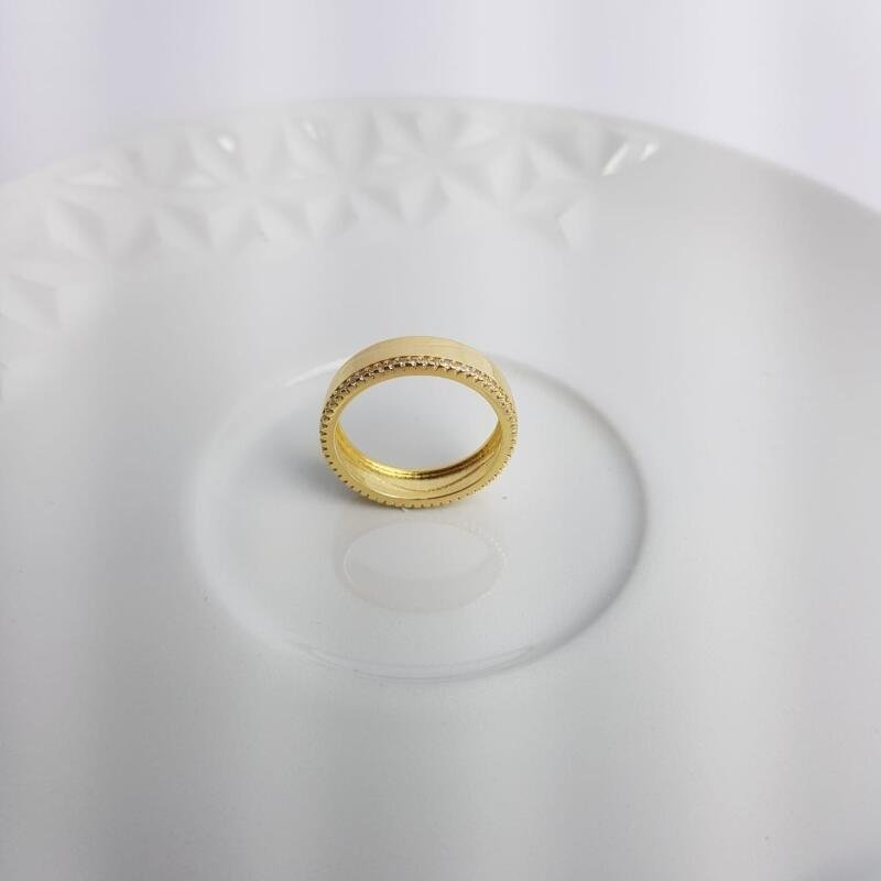 ANEL MEIA ALIANCA ONDA LISA E FILETE CRAV |BANHADO EM OURO 18K