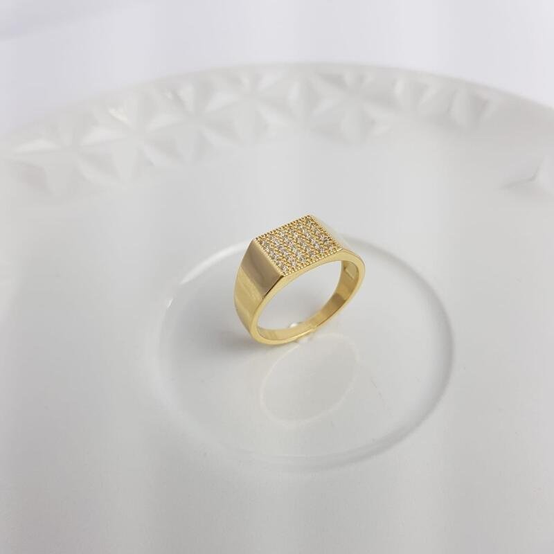 ANEL 1CM FRENTE BASE QUADRADA CRAVEJADA | BANHADO EM OURO 18K