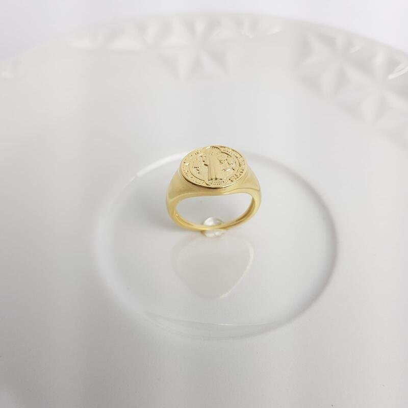 ANEL MEDALHA REDONDA IMAGEM SAO BENTO | BANHADO EM OURO 18K