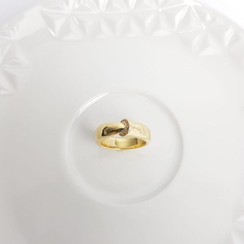 ANEL MEIA ALIANCA LISA DETALHE REDONDO CRAV| BANHADO EM OURO 18K