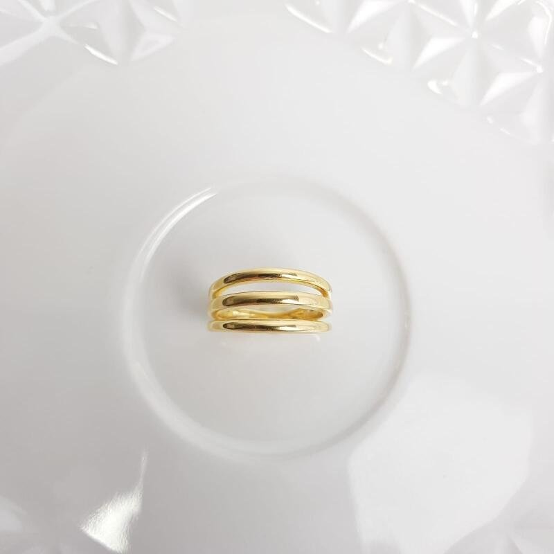 ANEL EM ARO TRIPLO LISO | BANHADO EM OURO 18K