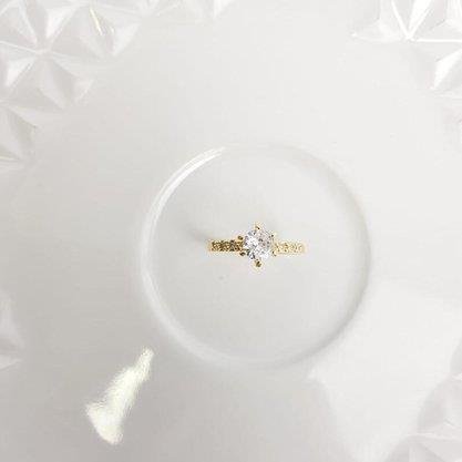 ANEL SOLITARIO ZIRC 6 GARRAS E CRAV LATERAL | BANHADO EM OURO 18K