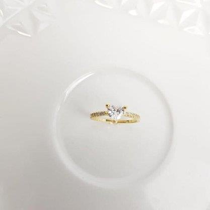 ANEL SOLITARIO EM ZIRC CORACAO LATERAL CRAV| BANHADO EM OURO 18K