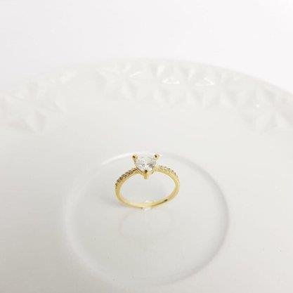 ANEL SOLITARIO EM ZIRC CORACAO LATERAL CRAV| BANHADO EM OURO 18K