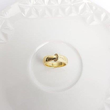 ANEL MEIA ALIANCA LISA DETALHE REDONDO CRAV | BANHADO EM OURO 18K