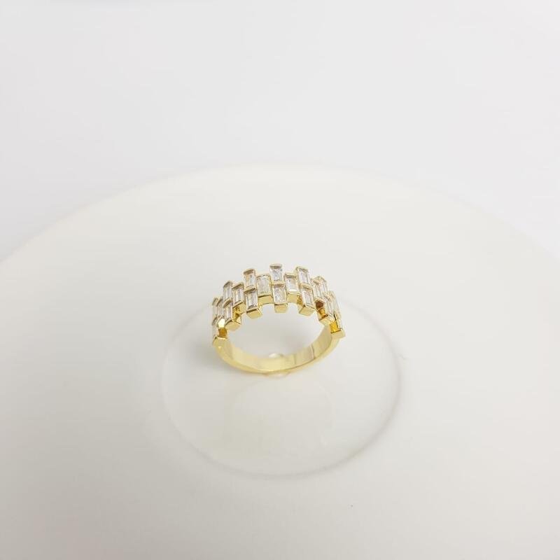 ANEL FRENTE EM ZIRC ENCAIXADAS CRISTAL| BANHADO EM OURO 18K