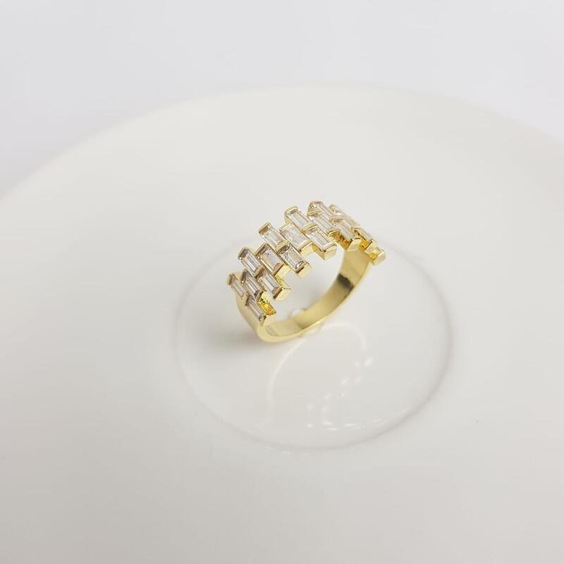 ANEL FRENTE EM ZIRC ENCAIXADAS CRISTAL| BANHADO EM OURO 18K