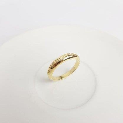 ANEL MEIA ALIANCA C/ FILETE ONDULA CRAV MEIO | BANHADO EM OURO 18K