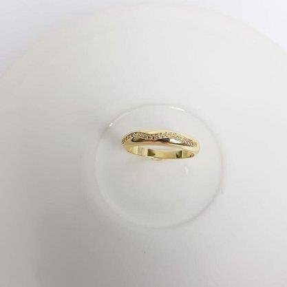 ANEL MEIA ALIANCA C/ FILETE ONDULA CRAV MEIO | BANHADO EM OURO 18K