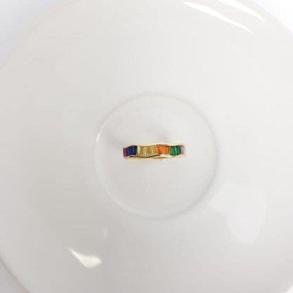 ANEL FRENTE ONDULADA BAGUETE EM ZIRC COLOR| BANHADO EM OURO 18K