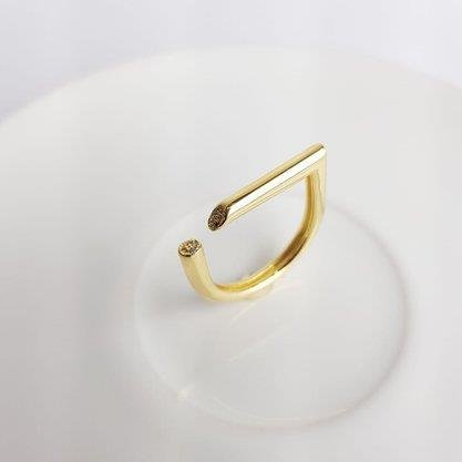 ANEL EM TUBO ABERTO FRENTE QUADRADA PONTA CRAV | BANHADO EM OURO 18K