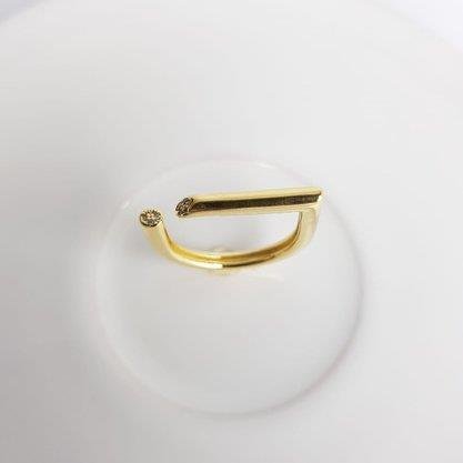 ANEL EM TUBO ABERTO FRENTE QUADRADA PONTA CRAV | BANHADO EM OURO 18K