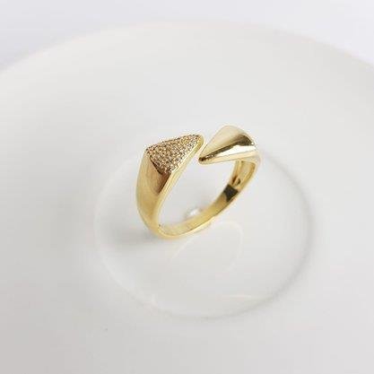 ANEL REGULAVEL COM UM TRIANGULO LISO E CRAV| BANHADO EM OURO 18K