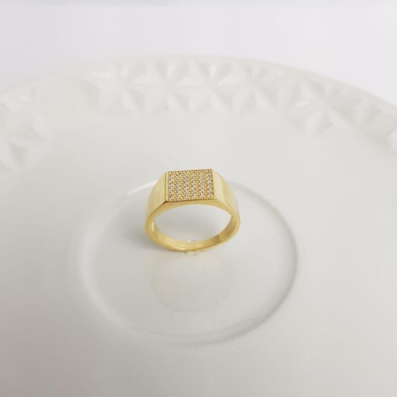 ANEL 1CM FRENTE BASE QUADRADA CRAVEJADA CRISTAL| BANHADO EM OURO 18K